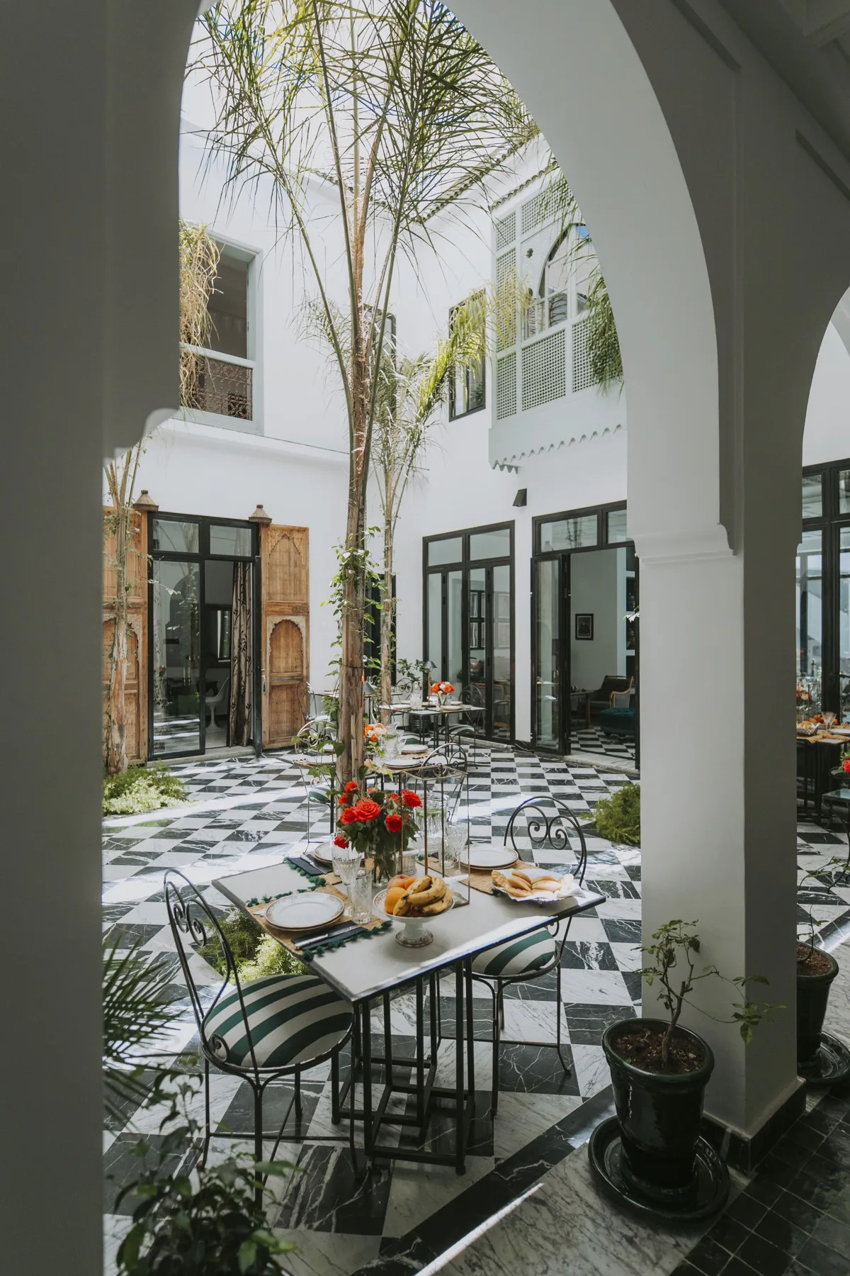 A table set beneath an arch in the Palazzo Montefiore courtyard