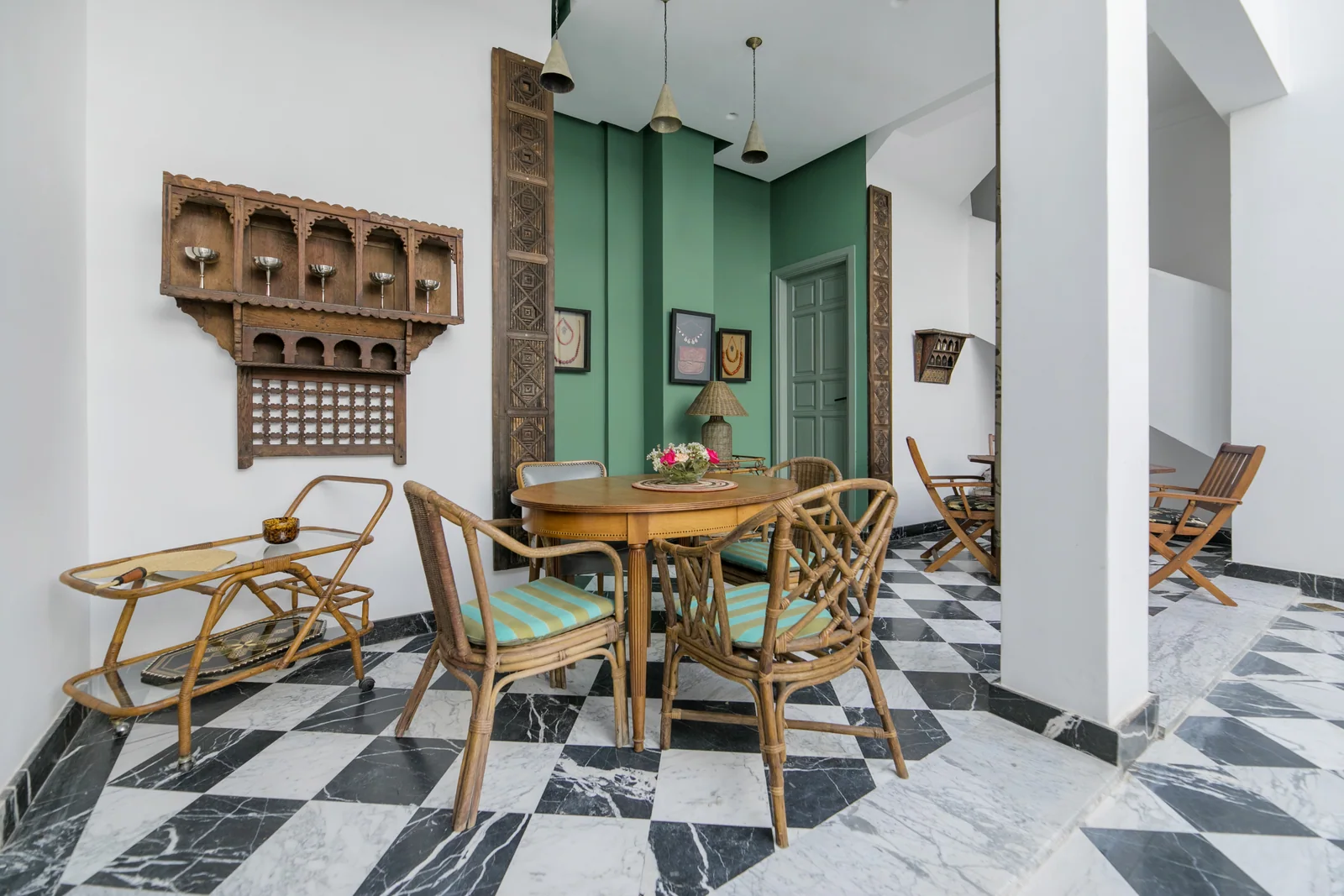 A table set in a Palazzo courtyard
